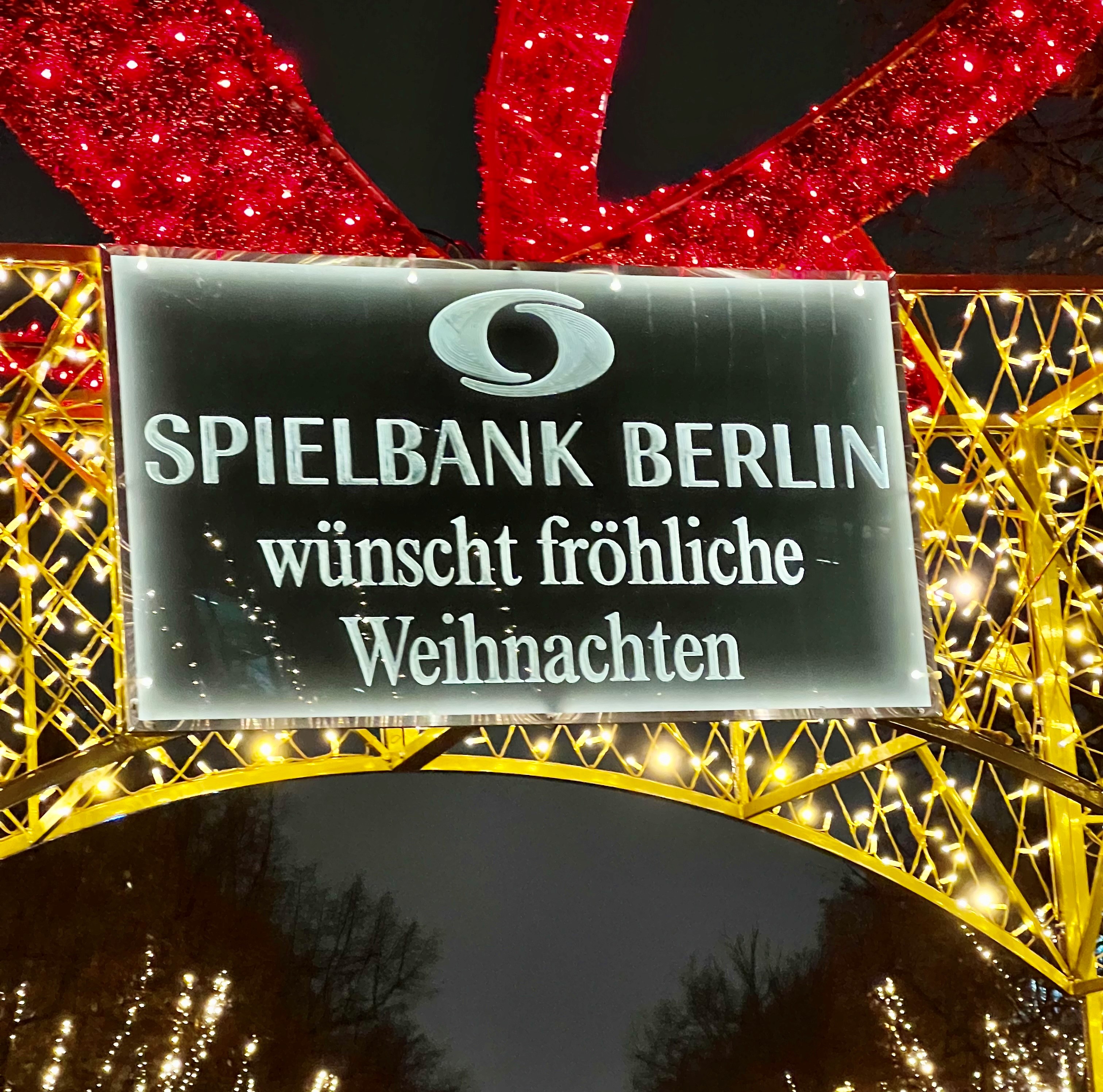 Weihnachtsbeleuchtung bringt festlichen Glanz in Berlins Mitte - Spielbank Berlin lässt Unter den Linden bis zum Brandenburger Tor leuchten